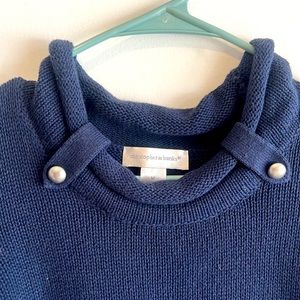 Long sleeve, small button detail on collar, knitted material, navy blue color